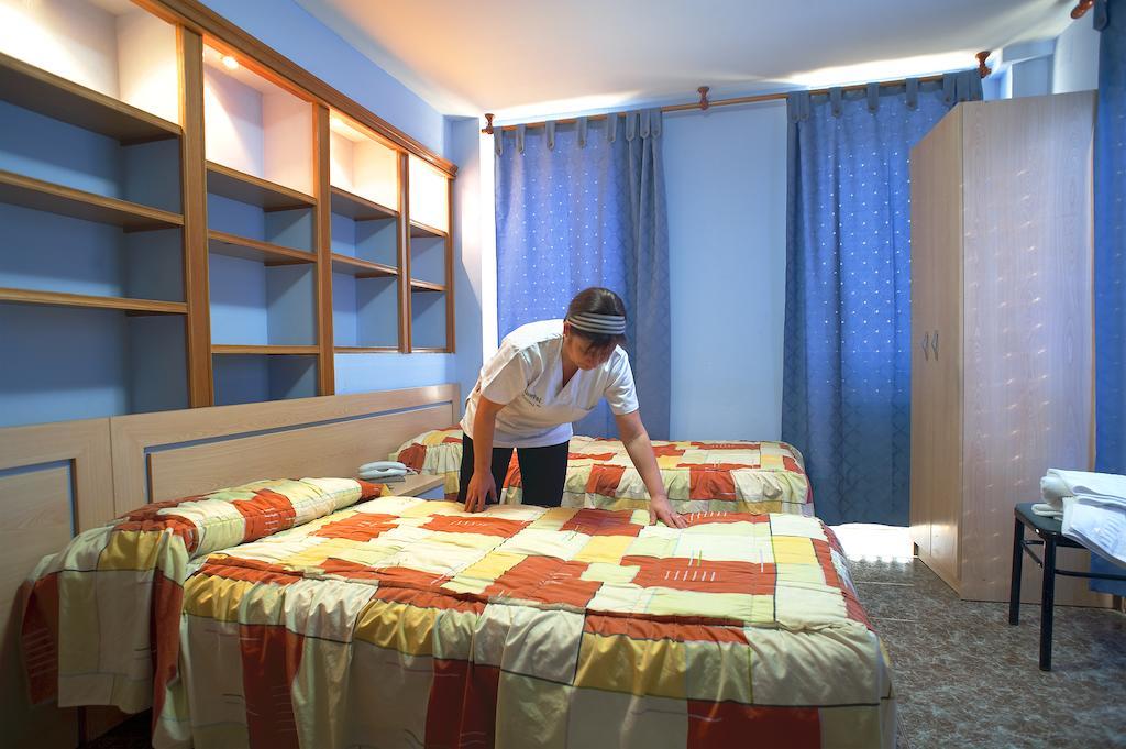 Hostal Xarau Cerdanyola del Valles Exterior foto