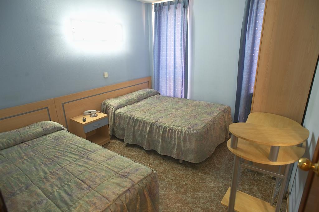 Hostal Xarau Cerdanyola del Valles Zimmer foto