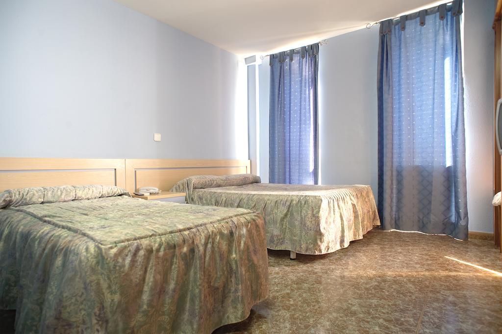 Hostal Xarau Cerdanyola del Valles Zimmer foto